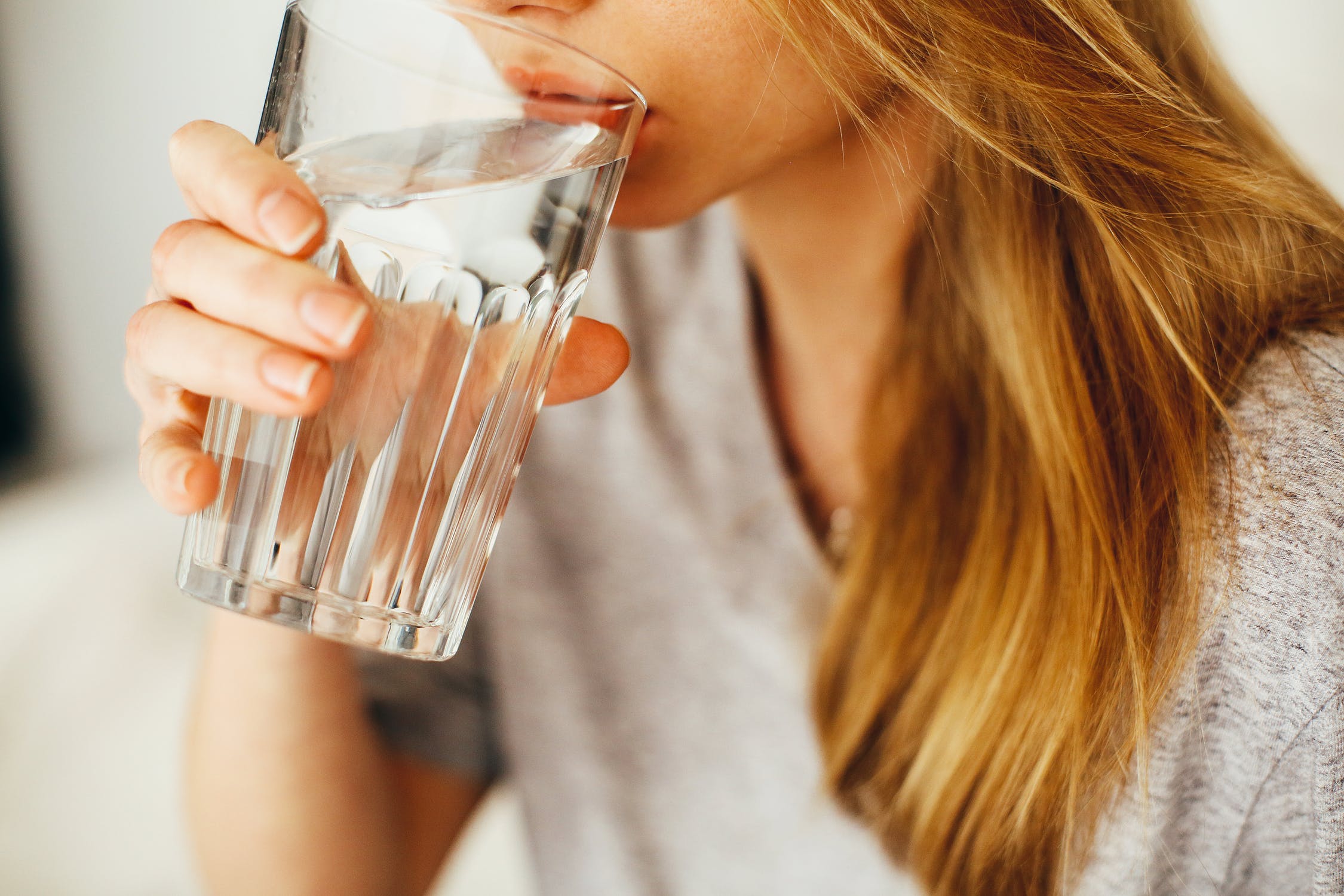 boire verre eau hocquet